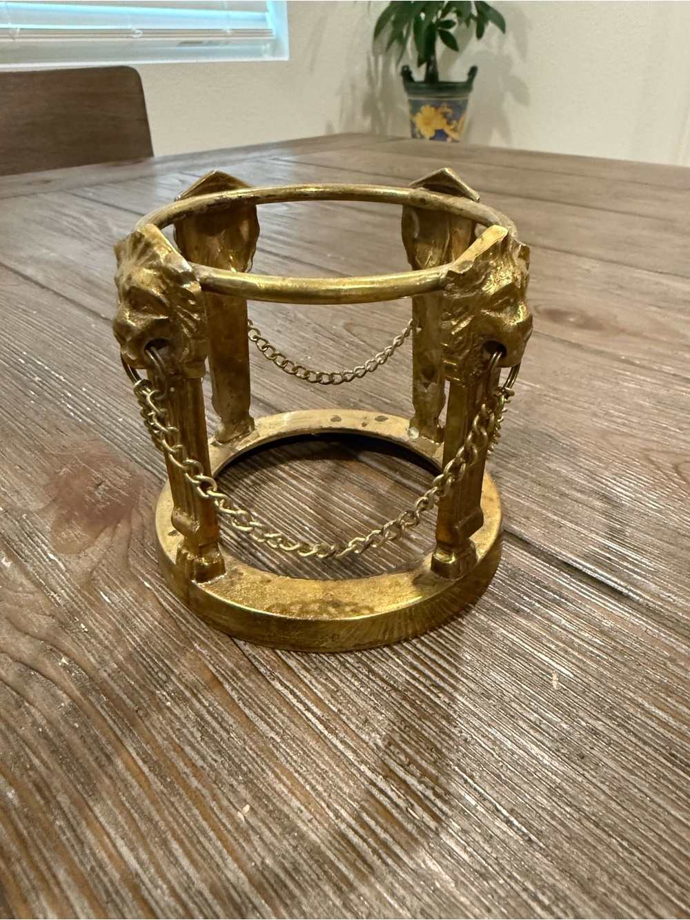 Vintage brass lion head chain stand holder - Picture 3 of 5